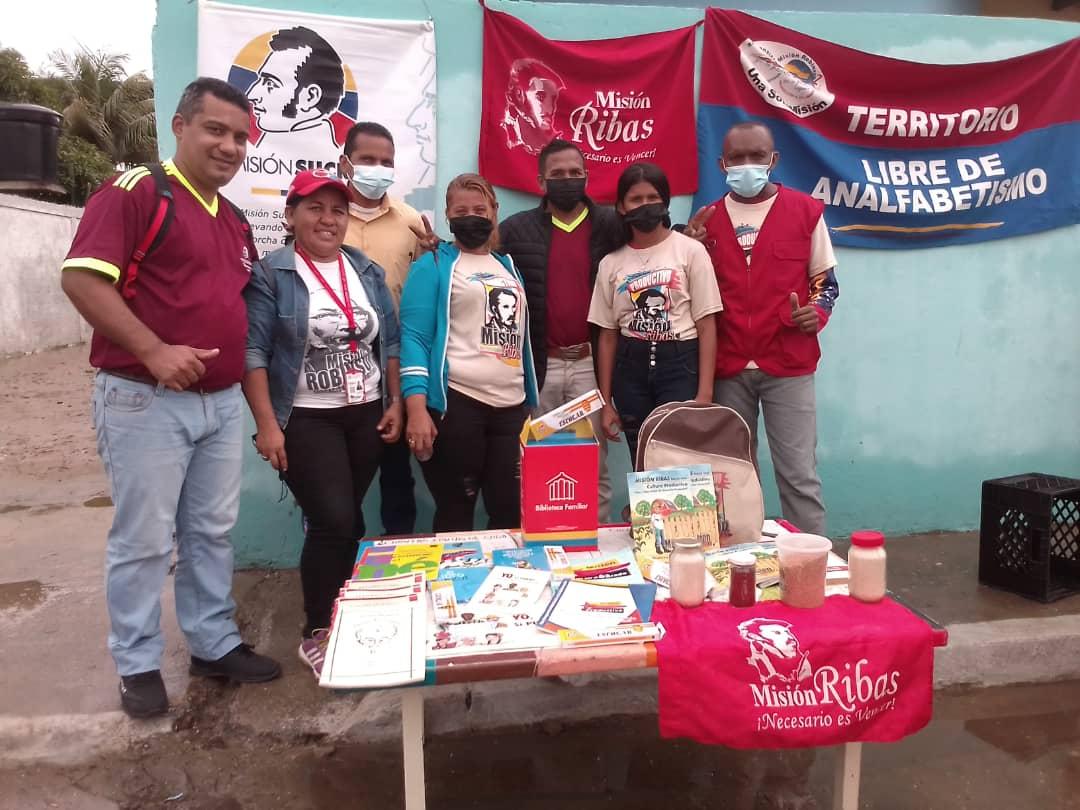 mrobinsonapure's tweet photo. #Sab13 Presentes en el Plan de Amor en acción en el marco de Sabado Tricolor   en la  comunidad San Luis el Uvero
#CovidNoEsGripe 
@NicolasMaduro 
@_LaAvanzadora 
@Sociabolivarian 
@eduardopiate2 
@MisinRobinsonP2 
@ZE_Apure1 https://t.co/K4BJLZIEYe