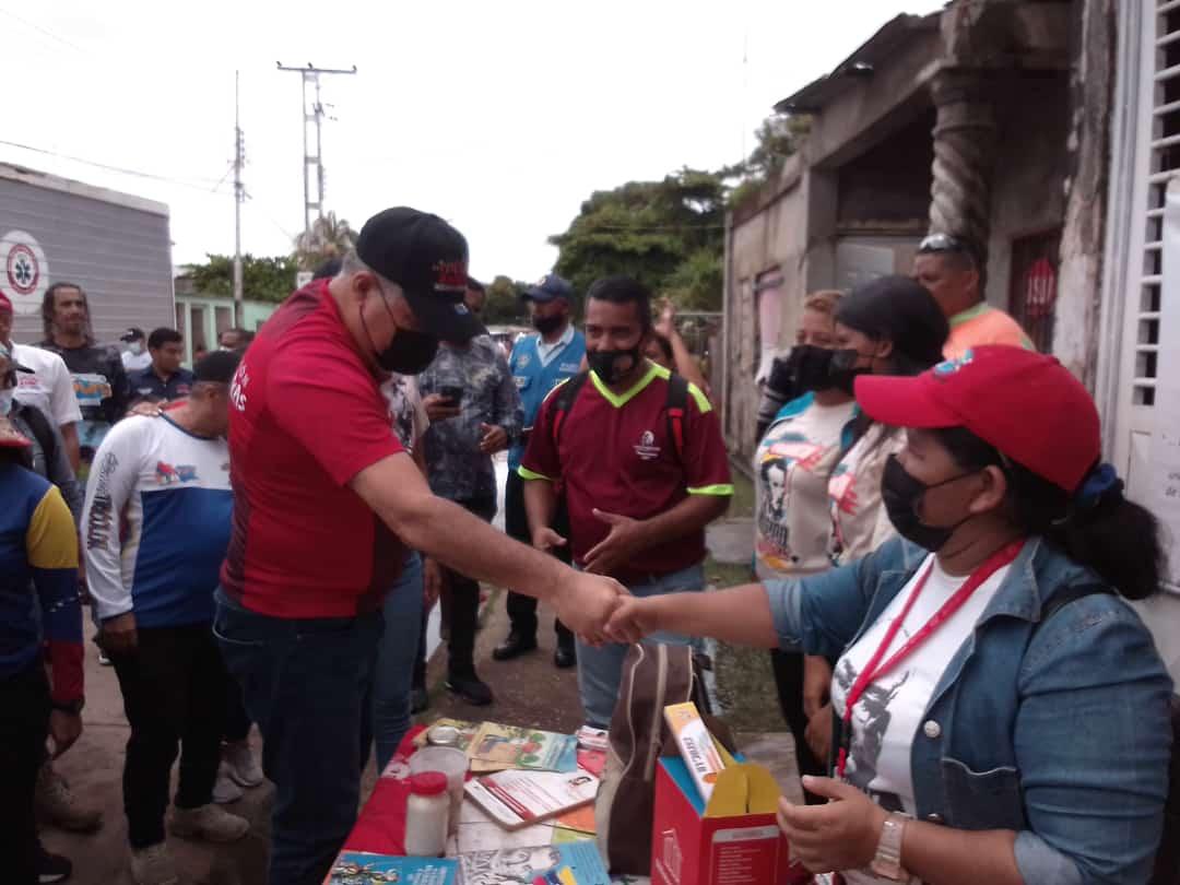 mrobinsonapure's tweet photo. #Sab13 Presentes en el Plan de Amor en acción en el marco de Sabado Tricolor   en la  comunidad San Luis el Uvero
#CovidNoEsGripe 
@NicolasMaduro 
@_LaAvanzadora 
@Sociabolivarian 
@eduardopiate2 
@MisinRobinsonP2 
@ZE_Apure1 https://t.co/K4BJLZIEYe