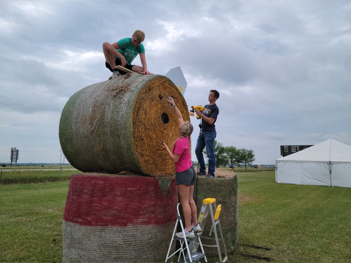 FFAMcCook's tweet photo. Today we decorated our hay bales for upcoming DakotaFest. Auction is Wednesday at 2:45 these would look awesome at the end of a driveway, or sitting by a local business. #ffarocks #keepitlocal #winnhay https://t.co/NiwmAJrlkX