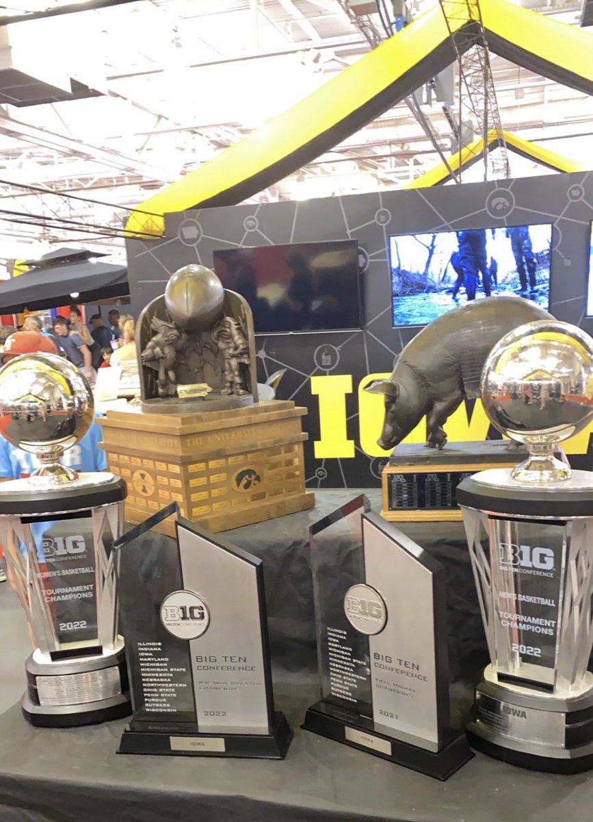 SilkyJohnsteeen's tweet photo. Thatβs some good looking hardware right there! π€π€ #HawkeyeStateFair #FightForIowa https://t.co/u8yplhxBmR