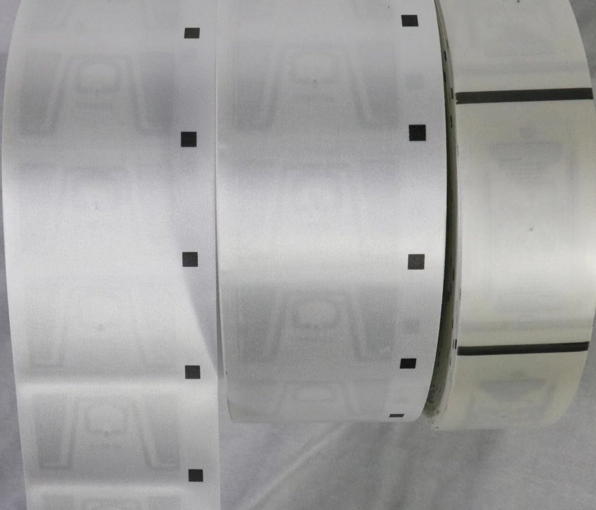 rfid garment wash mark UHF UHF flexible woven label cloth label wash mark UHF electronic label#RFID

Website: rrarigatti.com
Ady: +86 18250209773 (WhatsApp)
Emai: Ady@rrarigatti.com