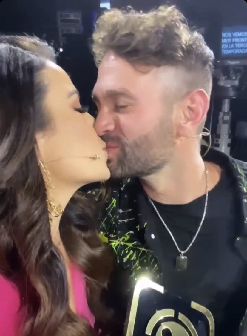 RafaNievesFans's tweet photo. Premio a la mejor Historia de Amor❤️🥰 #LCDLF2 #rafaelnieves @rafaelnievess @juliawgama https://t.co/de05H8ZncK