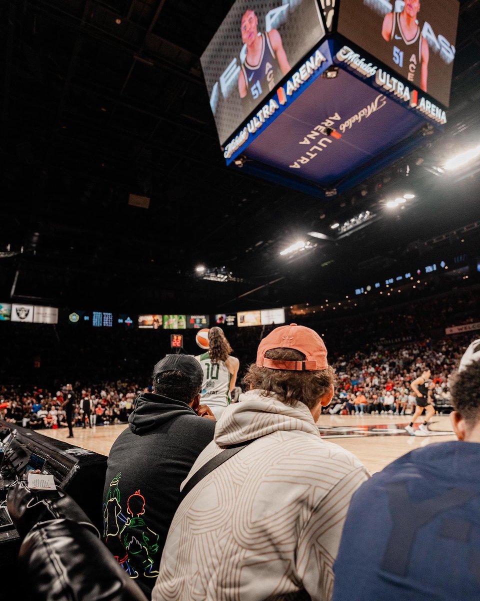 TheTraeYoung's tweet photo. WNBA + NBA = FAMILY
Salute🫡 @sbird10 https://t.co/amG7pLJ2kx