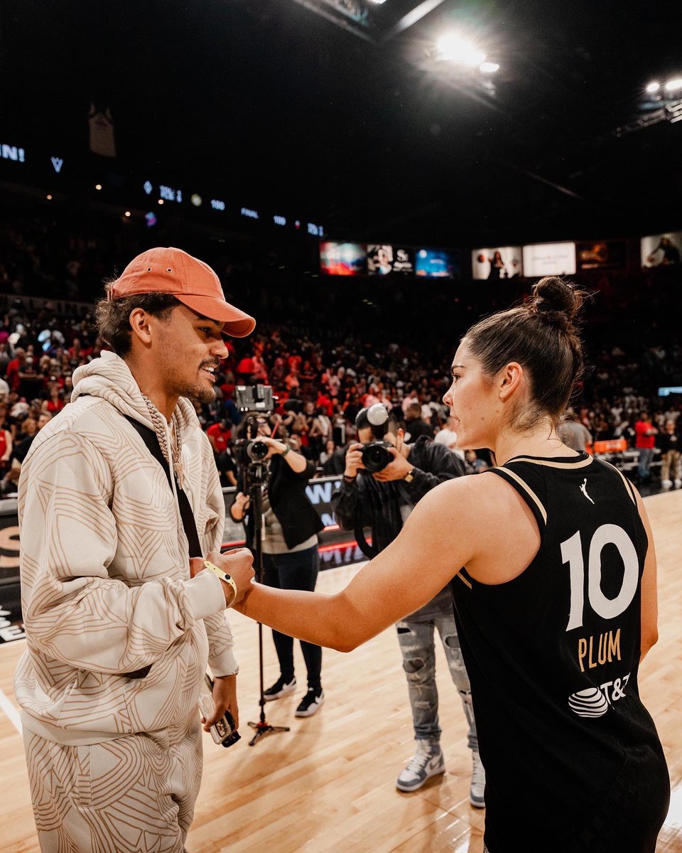 TheTraeYoung's tweet photo. WNBA + NBA = FAMILY
Salute🫡 @sbird10 https://t.co/amG7pLJ2kx