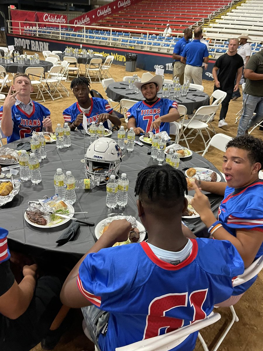 South Garland Titans had an opportunity to fellowship and bond in todays Kick Off Banquet. Thank you @CharlesHaleyHoF & @CarlosLynn for the powerful messages! We appreciate pastor Dan Aleman & Creek Crossing Harvest Church for the hospitality! #TitanStrong #ReadyReady