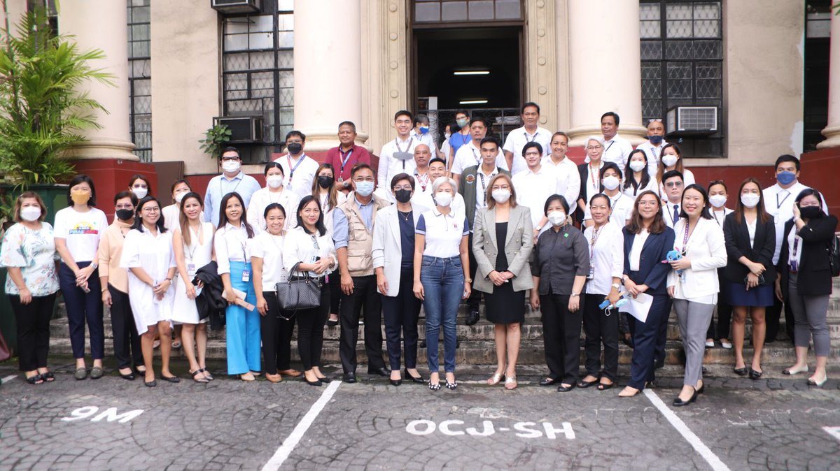 DOHgovph's tweet photo. #GoodJab, Your Honor!: PinasLakas is in the Court!
LOOK: With the goal of building a strengthened wall of immunity against COVID-19, Supreme Court Chief Justice Alexander Gesmundo and Department of Health (DOH) Officer-in-Charge Secretary Maria Rosario Singh-Vergeire https://t.co/9LtCY3ETHu