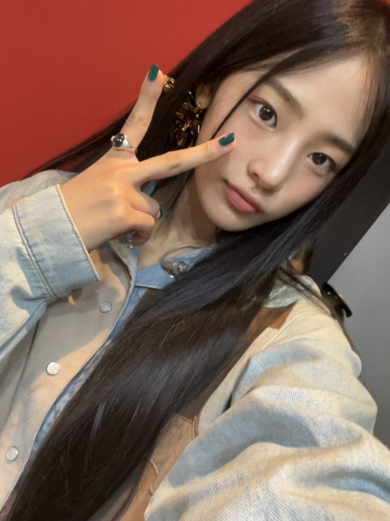 hyeintqm's tweet photo. 📷 | polaroids with minji !
—@allformnji 

뉴진스 민지 #MINJI #민지 #NewJeans #뉴진스 @NewJeans_ADOR https://t.co/c6yxUiQYef