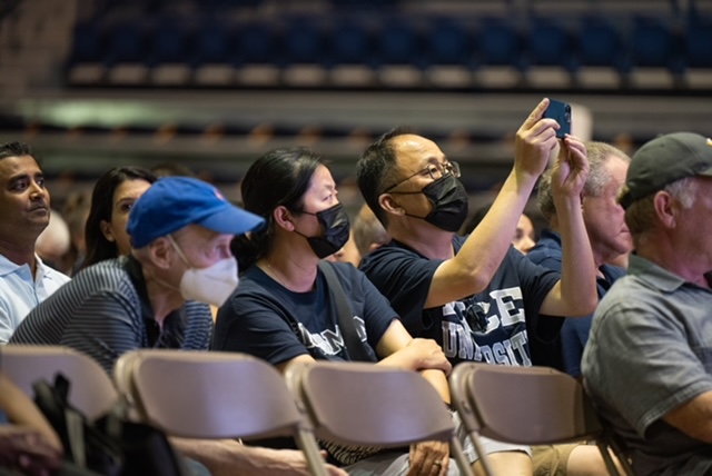 RDesRoches's tweet photo. Giving the new family address tonight was extremely important to me since I've sent three kids off to college, including one at Rice. It's bitter sweet. But at Rice, we take pride in keeping our students’ needs, wants, hopes and desires top of mind. #RiceOWeek22 https://t.co/aEOWMMPtgR