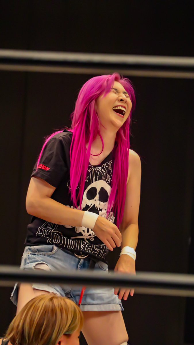 Ko0289's tweet photo. #Marvelouspro 8月8日後楽園ホール大会、#KAORU 選手引退興行!
机片をコーナーからリング上に落として、この笑顔からの🤫のポーズ🤣🤣🤣
#KAORUさんありがとう #KAORUさんのすきなところ #WFIX https://t.co/z8dAJSvJMG