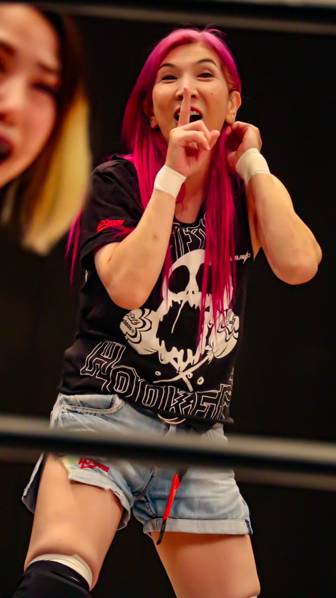 Ko0289's tweet photo. #Marvelouspro 8月8日後楽園ホール大会、#KAORU 選手引退興行!
机片をコーナーからリング上に落として、この笑顔からの🤫のポーズ🤣🤣🤣
#KAORUさんありがとう #KAORUさんのすきなところ #WFIX https://t.co/z8dAJSvJMG