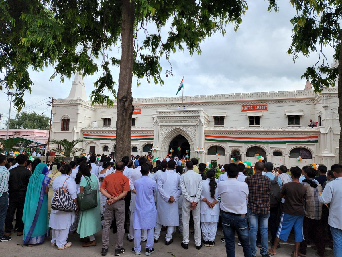 rkg04's tweet photo. 75th Independence Day celebration @snmc_agra , address by Principal @DrPrashantGupt3 
@MeUPGovt @dgpup @CMOfficeUP @IasAlok https://t.co/Yl5gYDDzzH