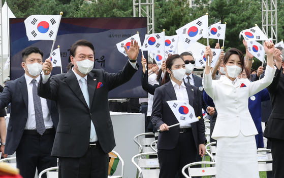 dragonkeem's tweet photo. 윤석열 정부 첫 광복절 기념식
뒷 줄 경호원이 카메라에 너무 크게 나오는 듯 하네요

윤석열 대통령              문재인 대통령 https://t.co/dJd1yS3aua