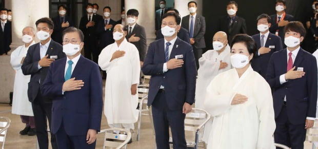 dragonkeem's tweet photo. 윤석열 정부 첫 광복절 기념식
뒷 줄 경호원이 카메라에 너무 크게 나오는 듯 하네요

윤석열 대통령              문재인 대통령 https://t.co/dJd1yS3aua