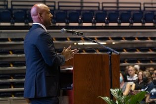 RDesRoches's tweet photo. Giving the new family address tonight was extremely important to me since I've sent three kids off to college, including one at Rice. It's bitter sweet. But at Rice, we take pride in keeping our students’ needs, wants, hopes and desires top of mind. #RiceOWeek22 https://t.co/aEOWMMPtgR