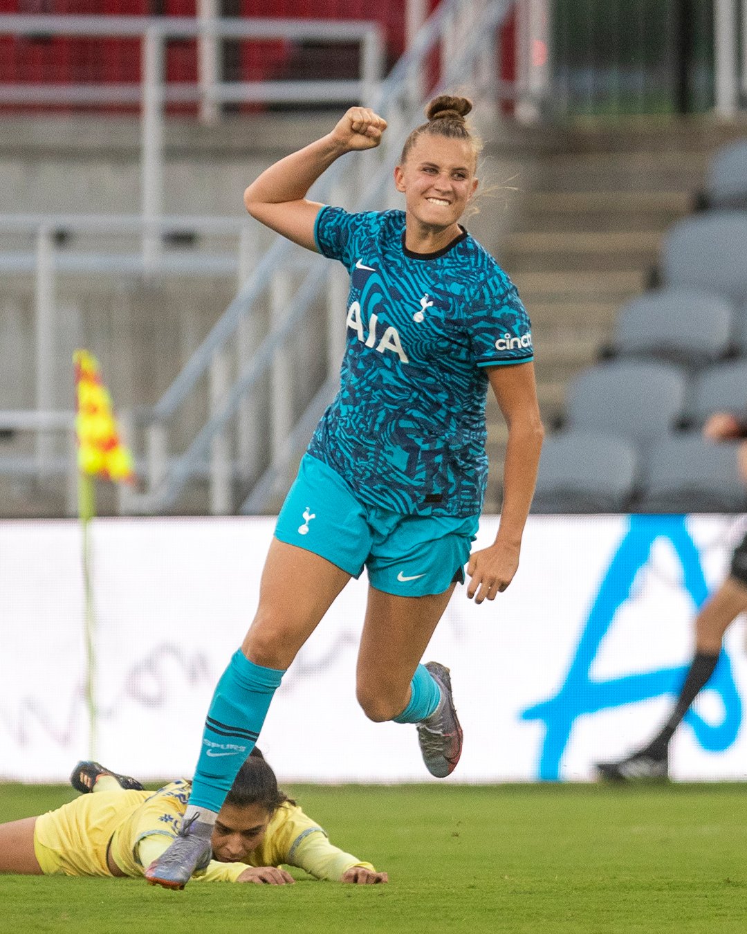 Tottenham Hotspur Women on X: Introducing the new 𝘾𝙖𝙥𝙩𝙖𝙞𝙣 of Spurs  Women@JosieGreen_! Congratulations, Josie! 👏💙 📰   #SpurHerOn ⚪️ #CO