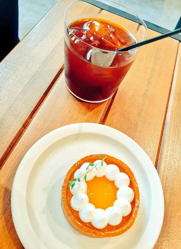 「食後にレモンタルトでお茶しにきたわよーーーーー!!! 」|ほっぺげ☕️🍄日常垢＠お仕事募集中のイラスト