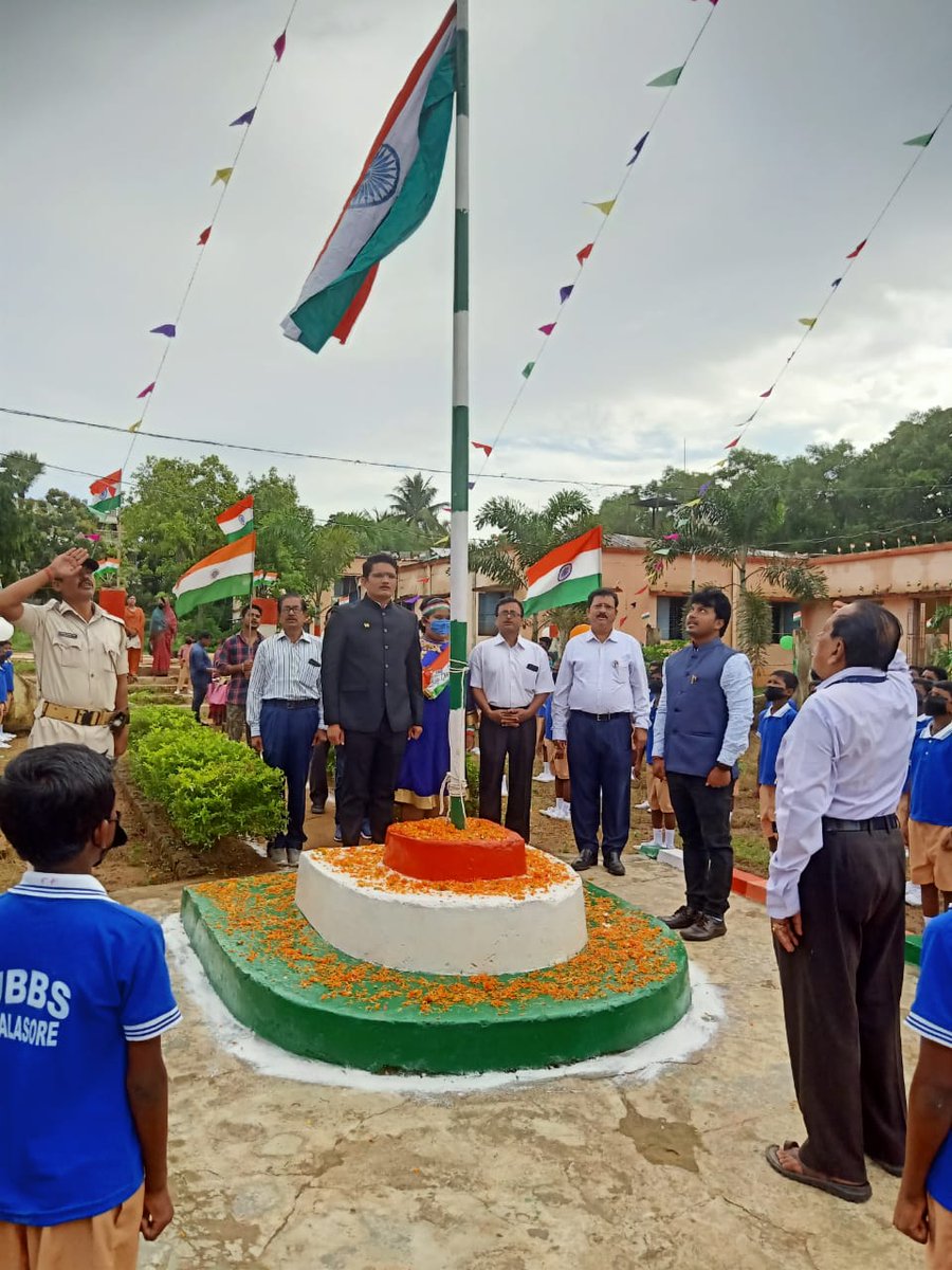 DMBaleshwar's tweet photo. ୭୬ତମ #ସ୍ବାଧୀନତାଦିବସ ଅବସରରେ ଜ଼ିଲ୍ଲାପ୍ରଶାସନ ତରଫରୁ ସମସ୍ତ ଜ଼ିଲ୍ଲାବାସୀଙ୍କୁ ଅନେକ ଅନେକ ଅଭିନନ୍ଦନIଆଜିର ଏହି ପବିତ୍ର ଦିବସରେ ସ୍ବାଧୀନତାର ମନ୍ତ୍ରରେ ନିଜକୁ ମନ୍ତ୍ରମୁଗ୍ଧ କରି, ଆସନ୍ତୁ ଆଜି ଆମେ ସମସ୍ତେ ଏ ଦେଶକୁ, ଏହି ଜାତୀୟ ପତାକାକୁ ଭକ୍ତିପୂତ ପ୍ରଣାମ ଜଣାଇବା ଓ ଦେଶମାତୃକାର ସେବାପାଇଁ ଶପଥ ନେବା।ଜୟହିନ୍ଦ୍।
 @IPR_Odisha https://t.co/x6r2M1DqZF