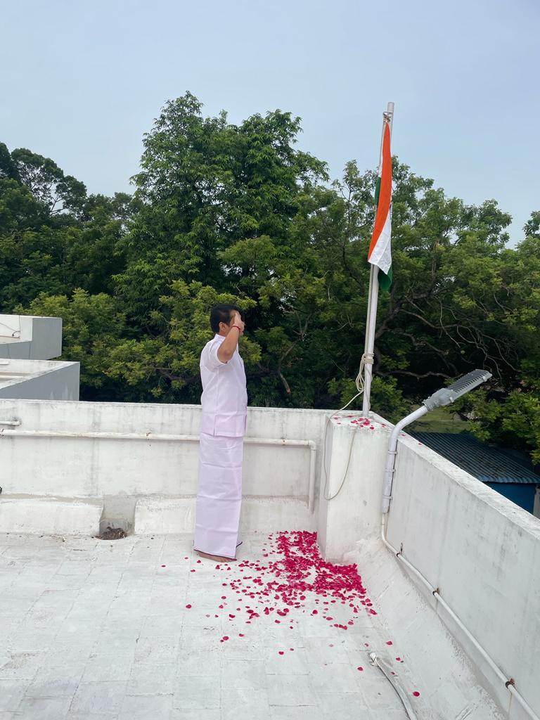 V_Senthilbalaji's tweet photo. சுதந்திர தினத்தை முன்னிட்டு, கிரீன்வேஸ் சாலையிலுள்ள முகாம் அலுவலகத்தில் தேசிய கொடியை ஏற்றி வைத்து மரியாதை செலுத்தினேன். மாண்புமிகு தமிழ்நாடு முதலமைச்சர் தளபதி @mkstalin அவர்களின் தலைமையில், சமுகநீதியும், சகோதரத்துவமும், சமத்துவமும் தலைத்தோங்க நாம் இணைந்து உழைக்க உறுதியேற்போம். https://t.co/BwBB4MCHMf