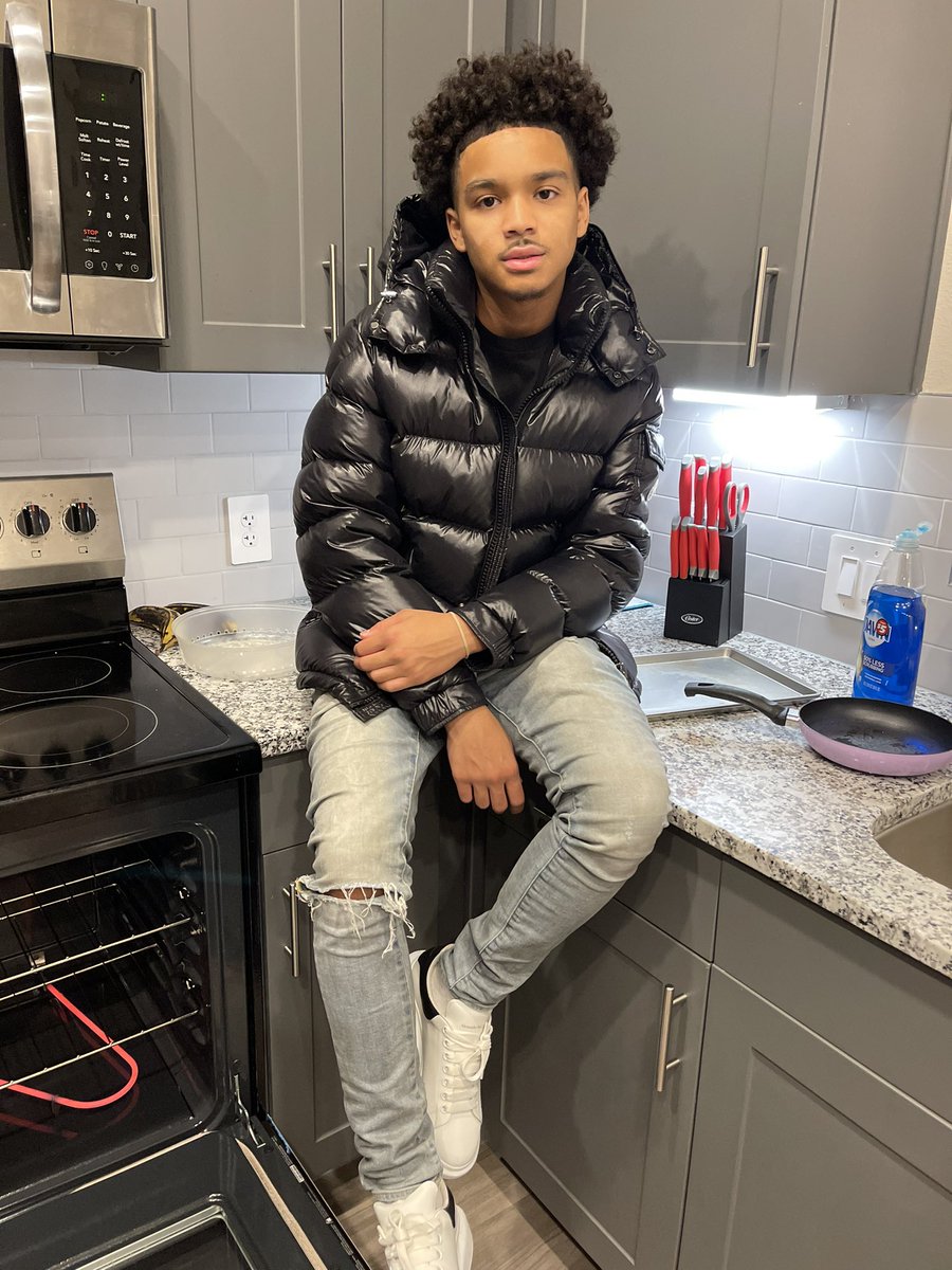 SteppaGMB's tweet photo. I bumped my head cause that’s how bad I needed a knot 🦅 https://t.co/5FFcGehfJK