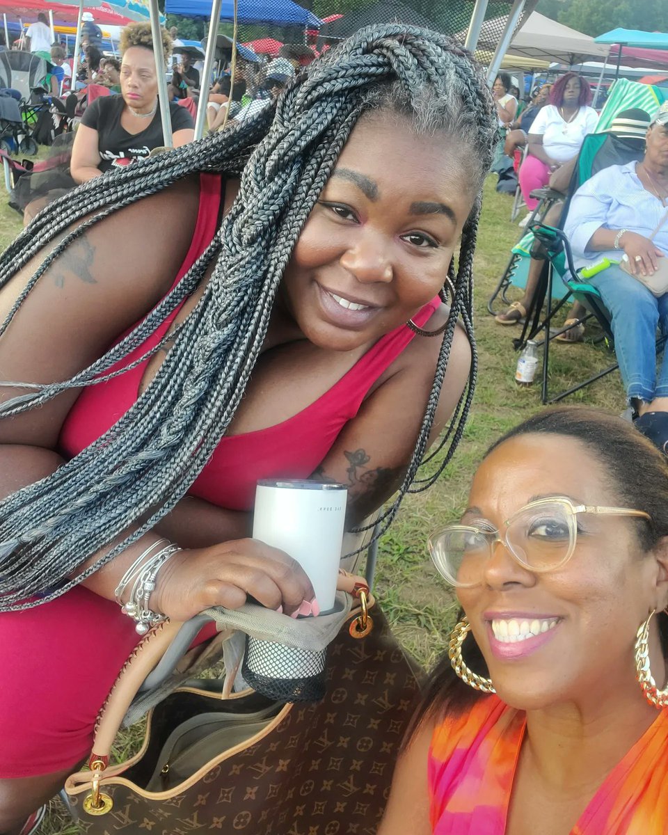 DocDione's tweet photo. When your sis of almost 30 Years prays for you AND pops up on a humble when you tell her you're having a hard time lately but still doing your best to enjoy your moments.
#willingborojazzfestival
#jazzlover
#prayandpush https://t.co/wCUcyWbL37