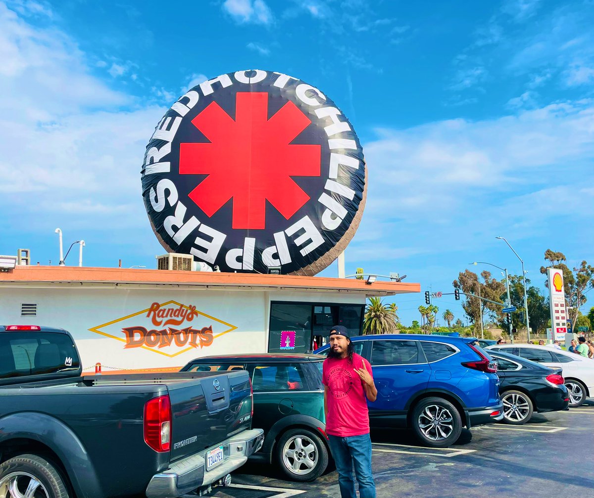 spmikey83's tweet photo. 🎶 “When I find my peace of mind, I'm gonna give you some of my good time” 🎶 — Randy's Donuts showing a hometown band some love for their sold out SoFi Stadium show last month. 🖤🌶🍩🤘🏽 — #LALandmark #LABand #RandysDonuts #Inglewood #RHCP #MeAndKass #MikeyAndKassy #July2022 https://t.co/u3dAA6DqKN