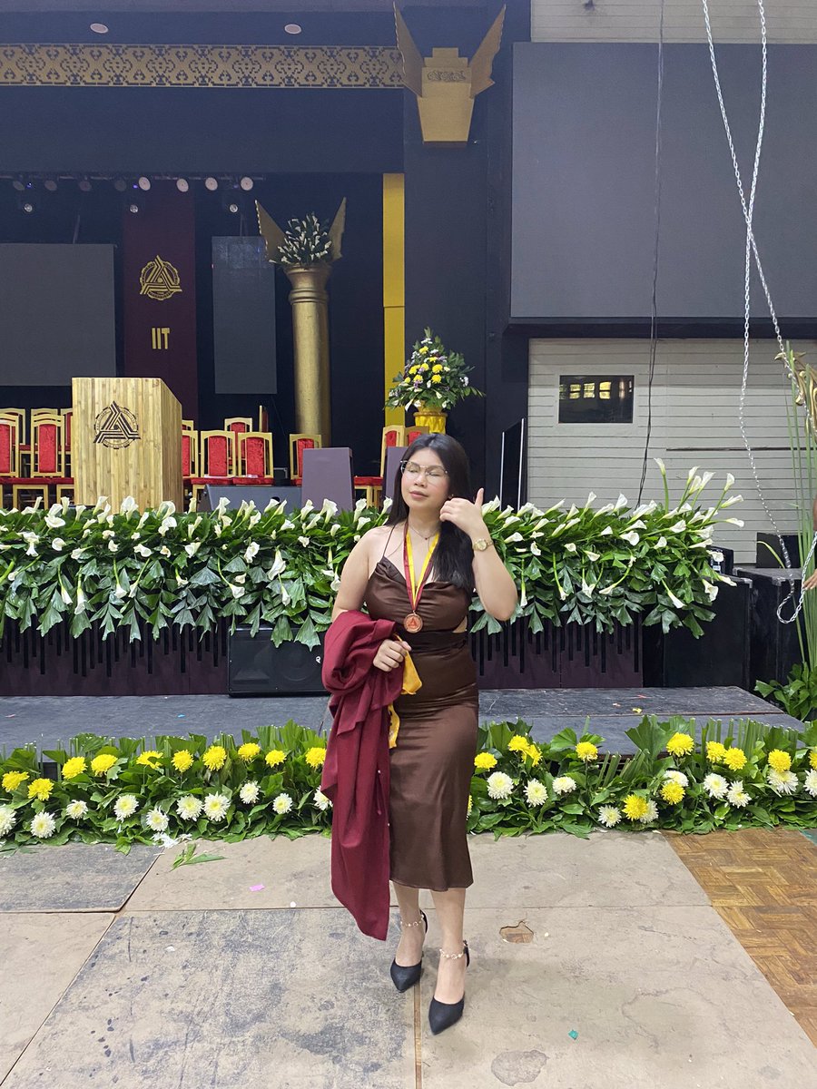 aahl1a's tweet photo. grad dump https://t.co/pLhMMLqkI8