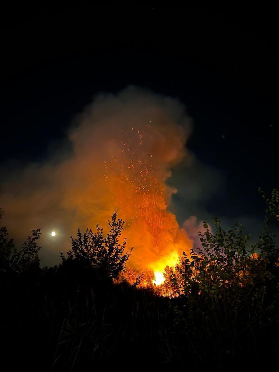 Los Bomberos intervienen en la extinción de un incendio que se ha producido en una de las islas del Tajo. Dos retenes están trabajando para evitar que se propague y sofocarlo lo antes posible.
