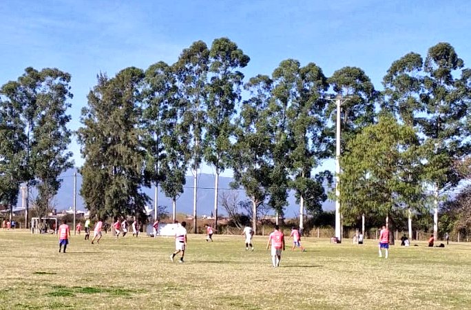 UNJuFC's tweet photo. Duro arranque del Clausura 2022 en la @adcpuj 3-1 vs Napoli y 1-0 vs Radiólogos 🥵 Los goles de Agustín (2), Branco y Facu, nos ponen bien arriba en la tabla. Con la mente fría, a seguir trabajando para lograr el objetivo 💪⚽ #VamosUNJuFC 💜🖤❤️ https://t.co/Vp6YPkPJh3