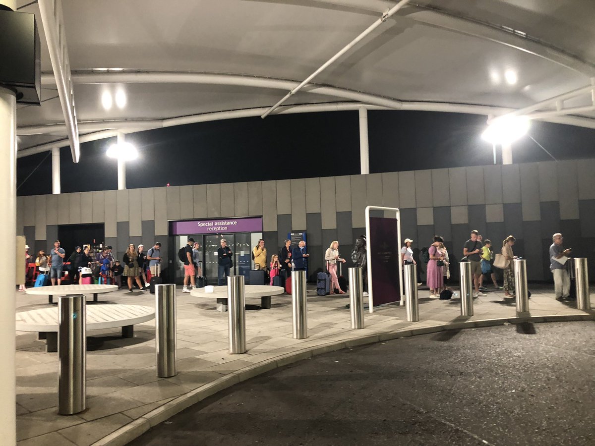 ChloeSLord's tweet photo. @EdiAirport welcome to Scotland.. last flight in from Heathrow full of international visitors -bus to terminal no-one there to open door  to get to baggage hall. And what has become typical - no Taxis !! https://t.co/2F6dKJmyRz