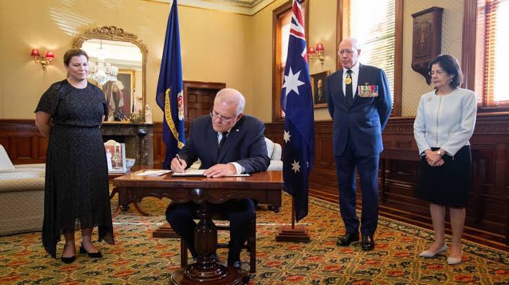 BillyButtons07's tweet image. And here is @ScottMorrisonMP being sworn in as Minister for Women. #Scotty