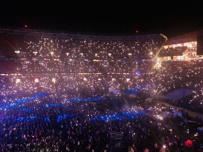 colsonculturexx's tweet image. ive never seen anyone manifest and make their dreams come true like @machinegunkelly. say whatever you want about him, but you can never take away the hard work and dedication that got him here. est is so fucking proud of you xx 🥺