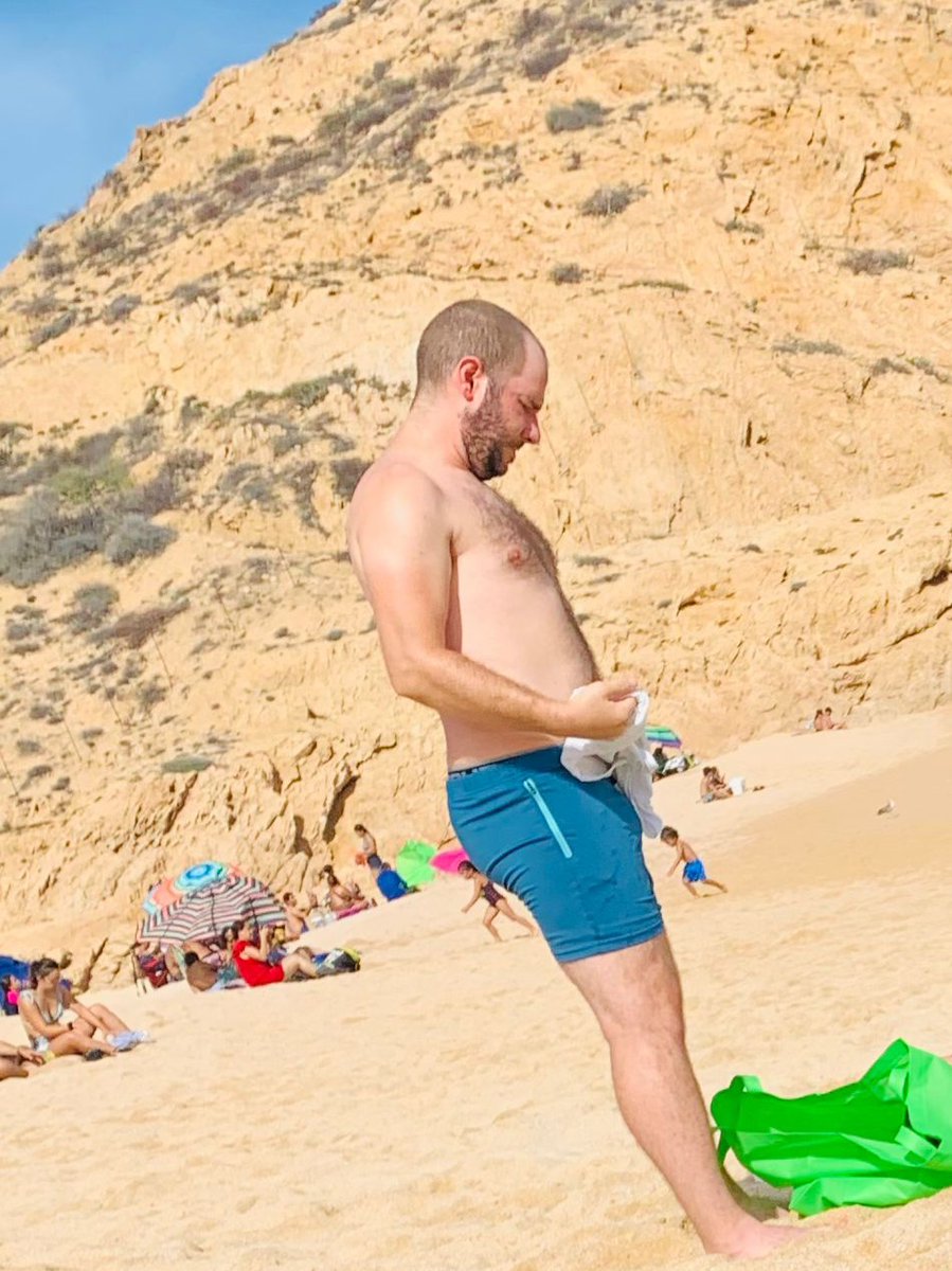 Ch1c0sD3L4C4ll3's tweet photo. En la playa se ven bien sabrosos #HombreDLPlaya #BeachGuy #RealGuy #Paparazzi #Corresponsal #CaboSanLucas #PlayaSantaMaria 2/2 https://t.co/bORwtxfJIf