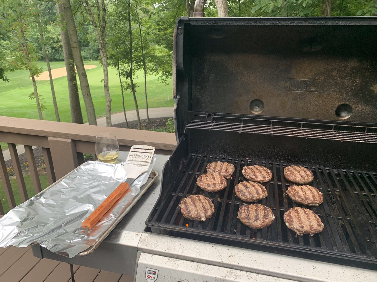 GerryDick's tweet photo. Golf. Flat tire. Time for Jucy Lucy’s. #mattsbar #weekendvibes https://t.co/ujoPCnGEHZ