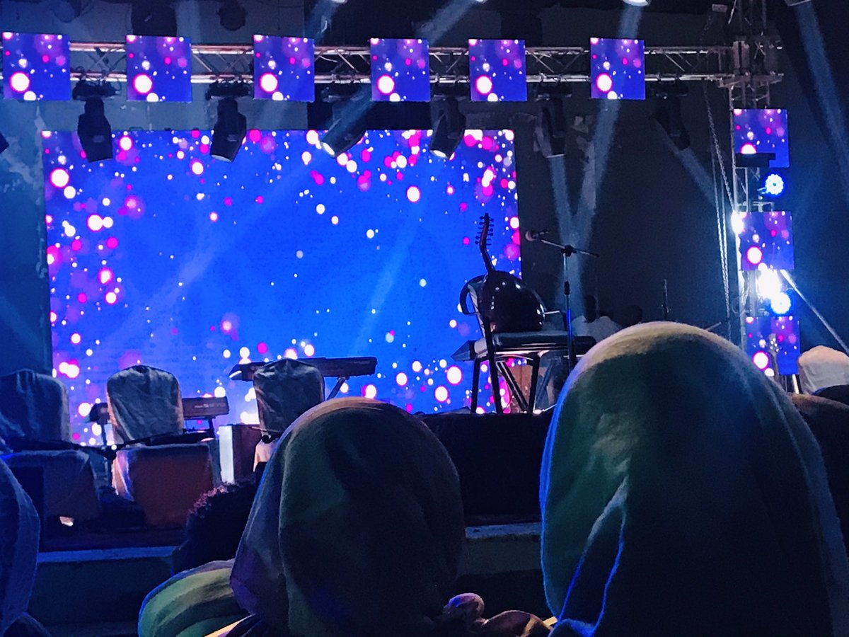 كانت الفرحة في قُربك أعراساً من الضوء
وكان الشعرُ طفلاً غَسقيا
فتَبنَاهُ المُغني