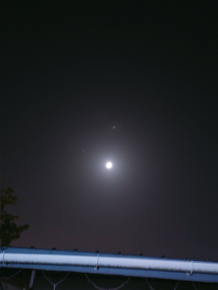 RebelliousKE1's tweet photo. @ninagrewal97 You have to use the correct settings on your phone to get the moon just right. https://t.co/Bg1eFOjVgv