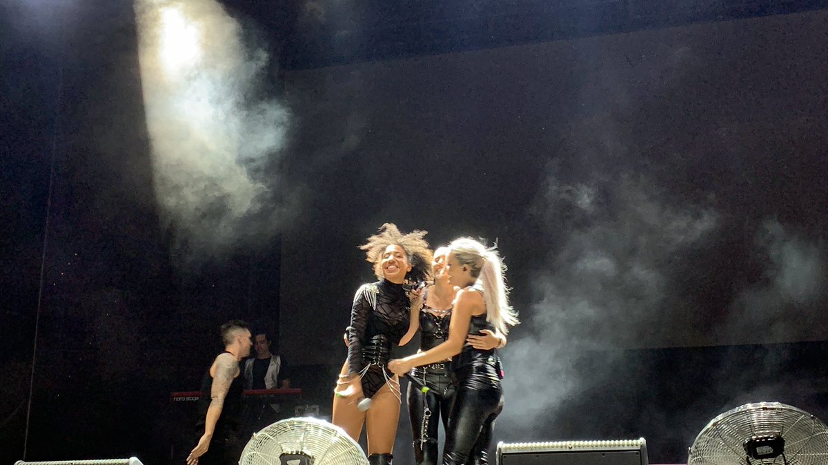 CFOleonadetamy's tweet photo. siempre sois una pasada, emocionarme y darlo todo como siempre es lo que conseguís. Gracias por la magia y por hacerme disfrutar de la música 🫶🏻 nos vemos en nada @SoniaSweetC @AlbaSweetC @TamySweetC @SweetCalifornia https://t.co/O2kRbdOxij