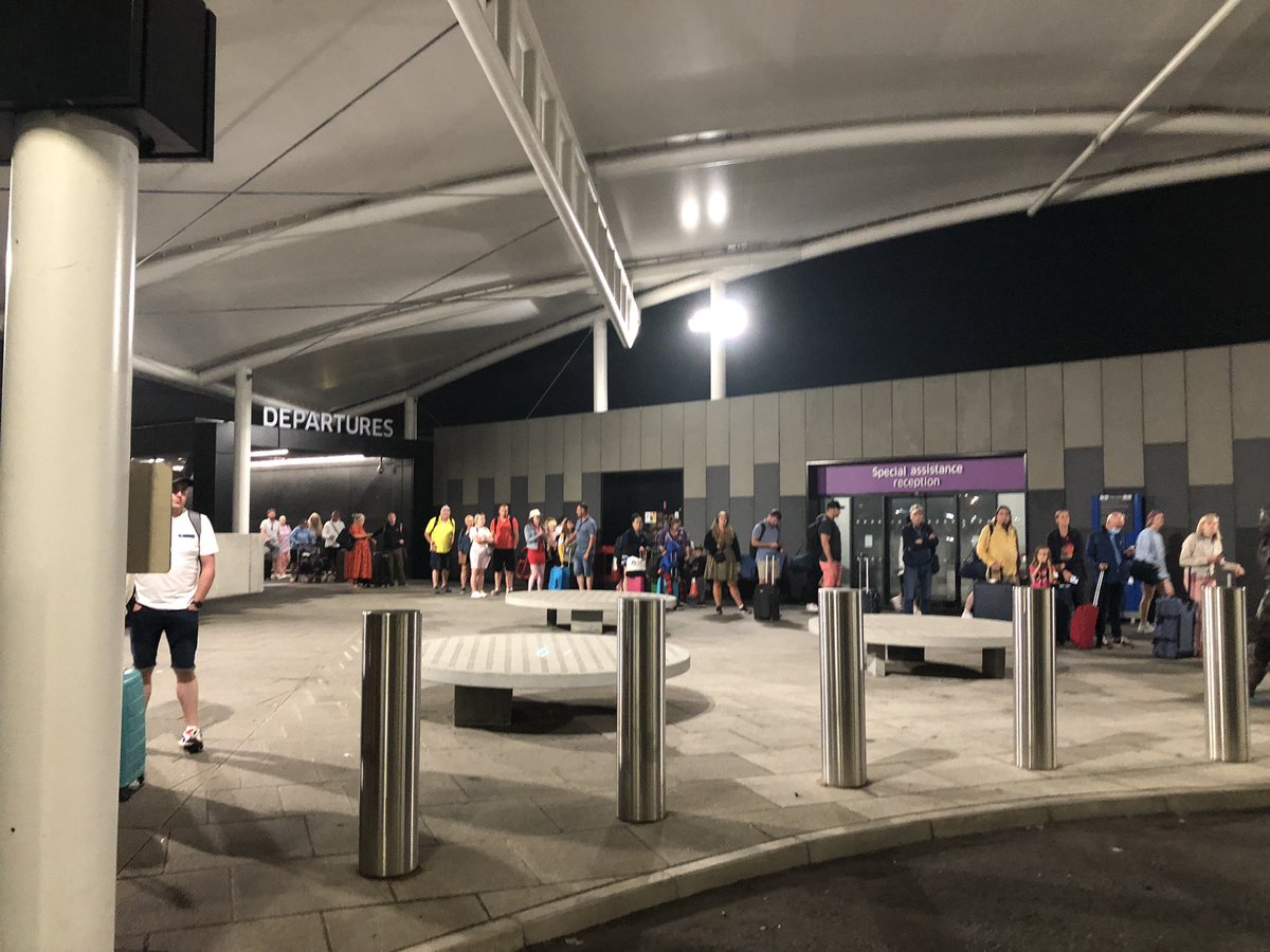 ChloeSLord's tweet photo. @EdiAirport please can you sort the taxi situation out https://t.co/CBRlNvXbZ6
