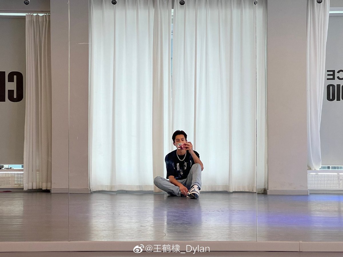 archiveddwang's tweet photo. [📸] 14.08.2022 | Dylan Wang weibo update. 

“Take care of what should be taken.”

Dylan is in a dance studio, where he's probably learning the choreography for his challenge when the drama hits 9500 in popularity. 💖💖

[#DYLANWANG #王鹤棣] https://t.co/izetH6h0Xu