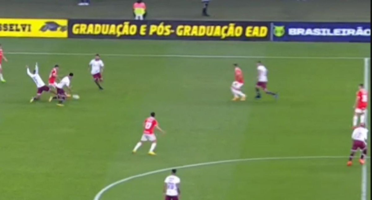 thfreitas_'s tweet image. Esse ângulo o VAR não usou. Estranho.