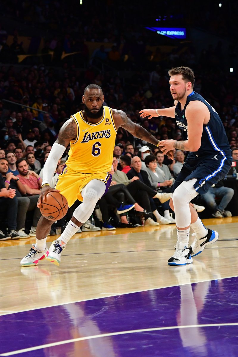 BleacherReport's tweet photo. 2022 NBA Christmas Day schedule, per @ShamsCharania 

- Bucks vs. Celtics
- Sixers vs. Knicks
- Suns vs. Nuggets
- Lakers vs. Mavs
- Grizzlies vs. Warriors

Can’t wait 🍿 https://t.co/ZS33Y4RBVV