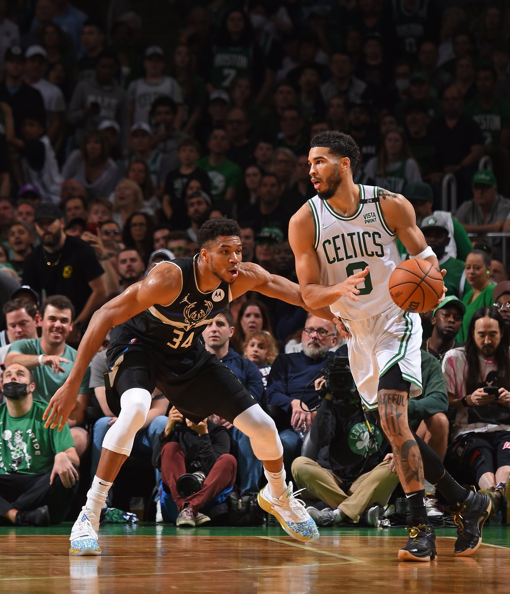 BleacherReport's tweet photo. 2022 NBA Christmas Day schedule, per @ShamsCharania 

- Bucks vs. Celtics
- Sixers vs. Knicks
- Suns vs. Nuggets
- Lakers vs. Mavs
- Grizzlies vs. Warriors

Can’t wait 🍿 https://t.co/ZS33Y4RBVV