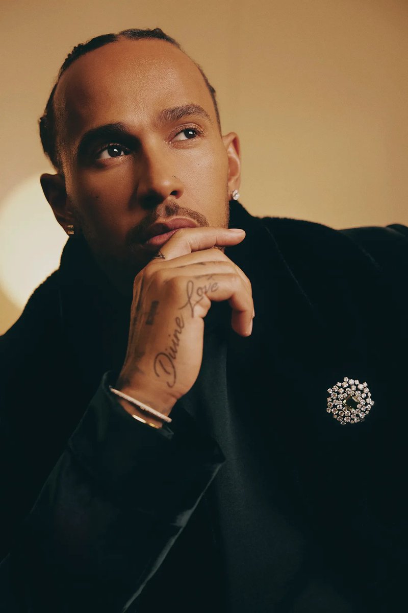 fmd1_com's tweet photo. The seven time #Formula1 World Drivers' Champion sports an array of dapper looks from the likes of #GiorgioArmani, #SaintLaurent, #Gucci, #LouisVuitton, #Tiffany, #Pantherella, #GregYuna, #Fendi, #DavidYurman, #Cartier, #Mikimoto, and #Versace. https://t.co/WCupMsnI8F