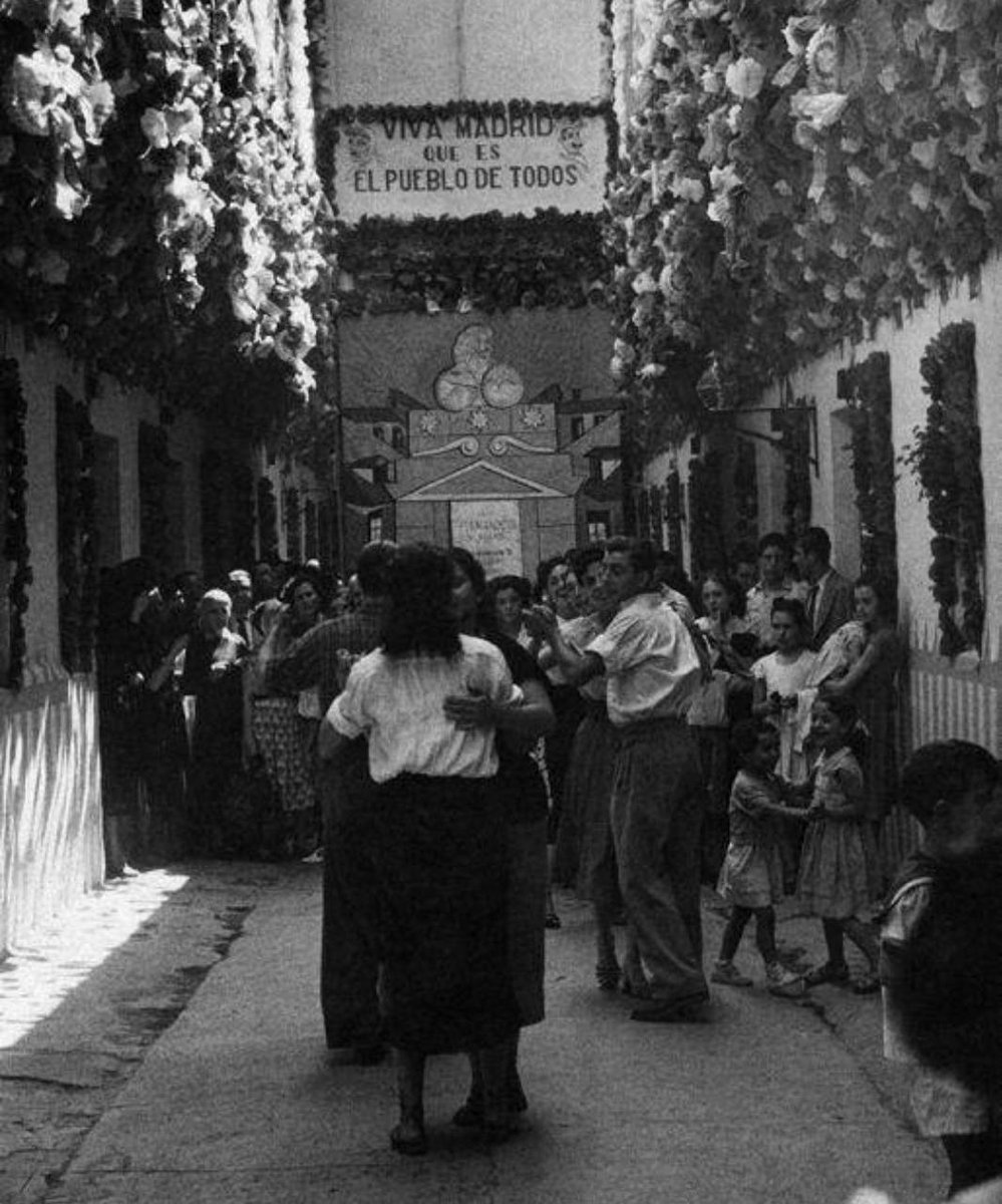 Rita_Maestre's tweet photo. “Cuando llegues a Madrid, chulona mía
Voy a hacerte emperatriz de Lavapiés
Y alfombrarte con claveles la Gran Vía
Y bañarte con vinillo de Jerez”

🕊️¡Feliz día de La Paloma! ¡Viva Madrid! https://t.co/9tK7zYMIpt