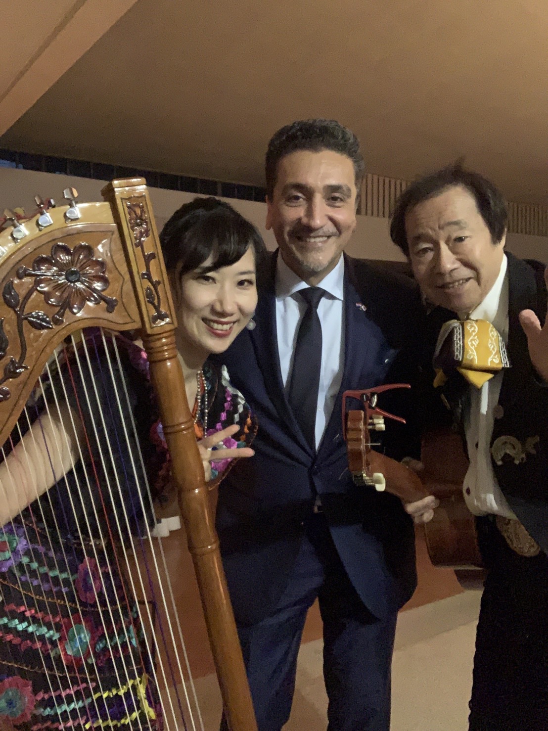 池山由香 メキシコ大使館にて寺澤さんと1時間半ラテン曲を演奏 ムーさんと共演させていただくと様々なラテン曲に触れる事ができ勉強になります 演奏していたらフロレンティン駐日パラグアイ大使が声をかけてくださり嬉しかった 写真 パーティーに生