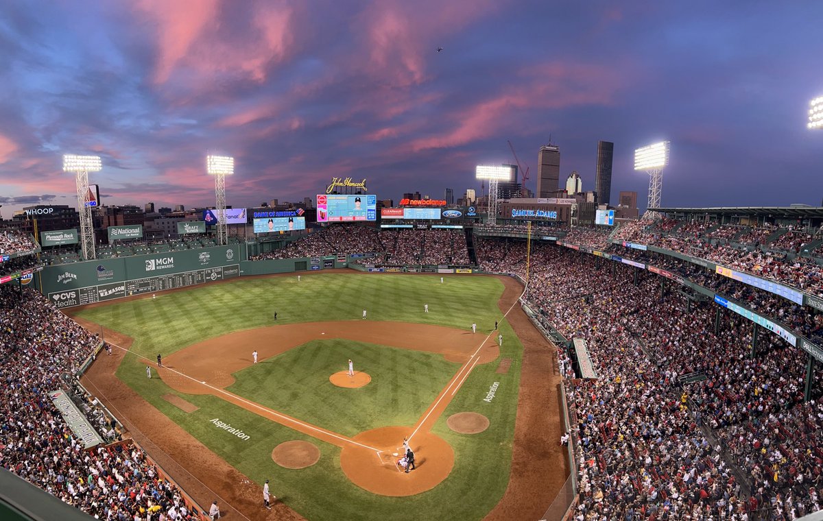 PeteAbe's tweet photo. Good baseball sky tonight. https://t.co/Gvj1oOF3dZ