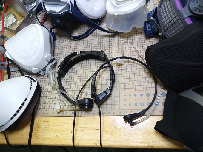 Great🧵. To answer the obvious question- no, throat mics don't seem to solve the problem. I've tested