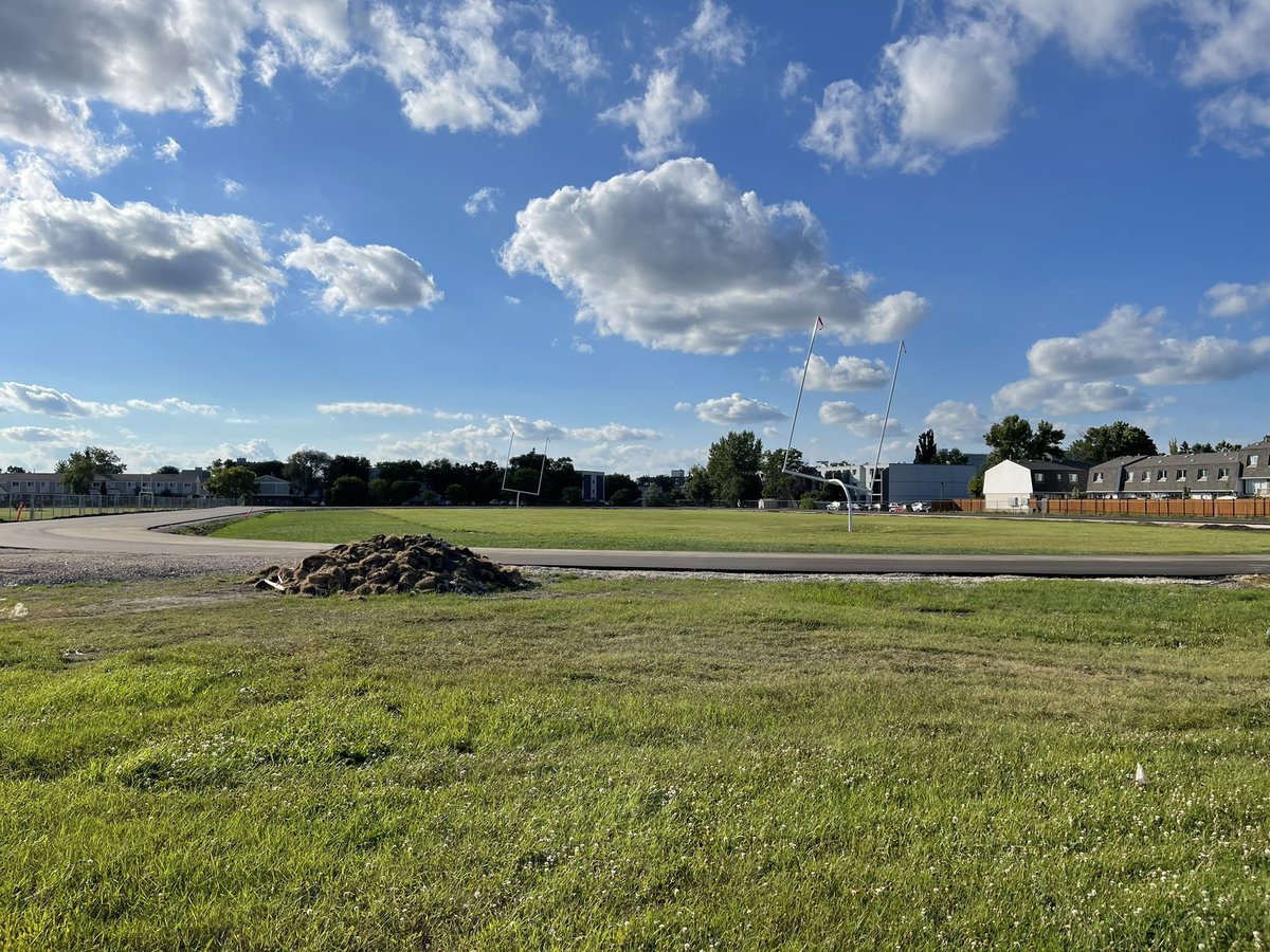 rec_RETSD's tweet photo. The new outdoor track and football field is nearing completion at River East Collegiate. Thank you for the support @jbrowaty, the city of Winnipeg and @RETSDschools @S_Dzuba @lukeklassen @CJCMcDonald https://t.co/5GDum7oMc1