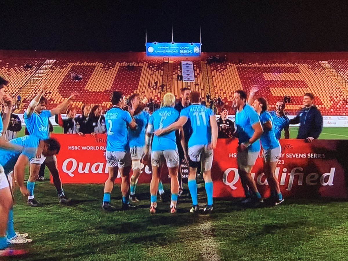 ferraripabloUY's tweet photo. GRANDES @Teros7s campeones y clasificados Circuito Mundial. Todos los jugadores gigantes! Y la frutilla: Diego Ardao(c) leyendo lista de jugadores y staff que pasaron por el proceso. Merecida dedicatoria @bataslinger @pinopuca @kokeuy @fbiomagno https://t.co/1J2p5d28B0