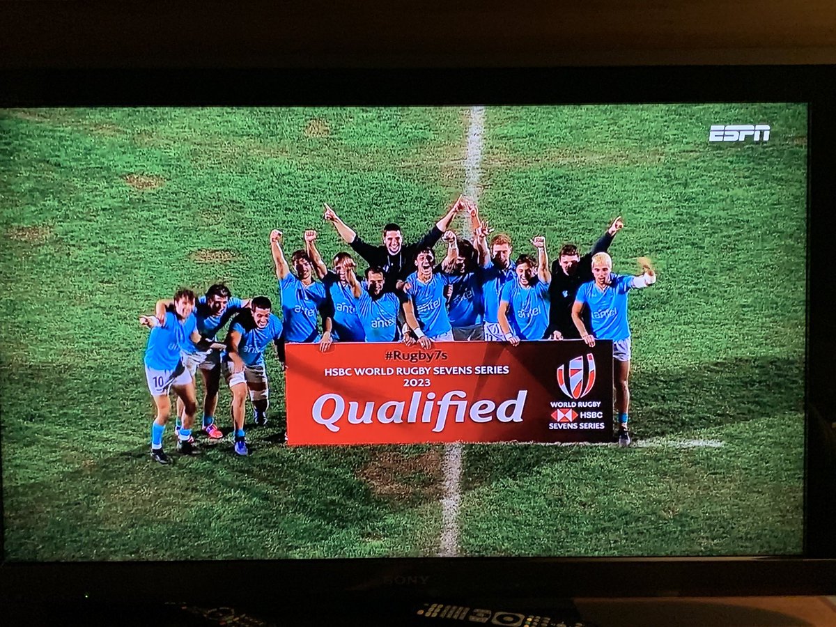 ferraripabloUY's tweet photo. GRANDES @Teros7s campeones y clasificados Circuito Mundial. Todos los jugadores gigantes! Y la frutilla: Diego Ardao(c) leyendo lista de jugadores y staff que pasaron por el proceso. Merecida dedicatoria @bataslinger @pinopuca @kokeuy @fbiomagno https://t.co/1J2p5d28B0