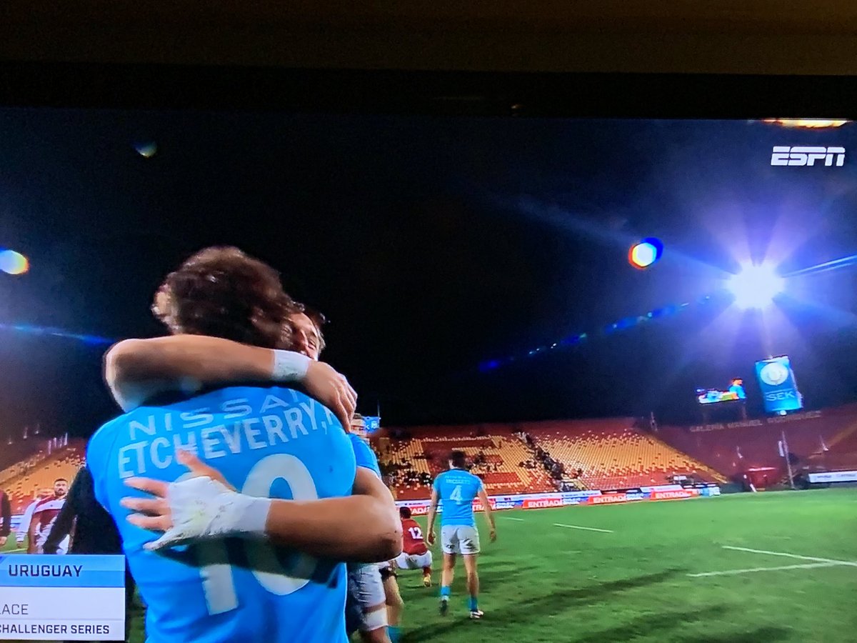 ferraripabloUY's tweet photo. GRANDES @Teros7s campeones y clasificados Circuito Mundial. Todos los jugadores gigantes! Y la frutilla: Diego Ardao(c) leyendo lista de jugadores y staff que pasaron por el proceso. Merecida dedicatoria @bataslinger @pinopuca @kokeuy @fbiomagno https://t.co/1J2p5d28B0